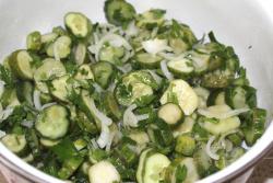 название картинки Маринованные огурцы с луком на зиму