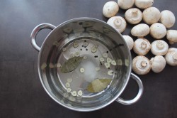 название картинки Маринованные шампиньоны быстро в домашних условия