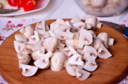 Маринованные шампиньоны с овощами