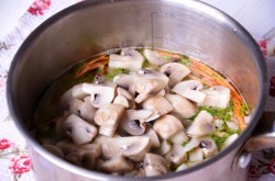 Маринованные шампиньоны с овощами