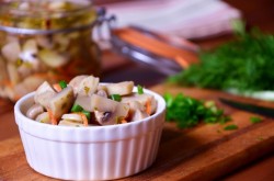 Маринованные шампиньоны с овощами