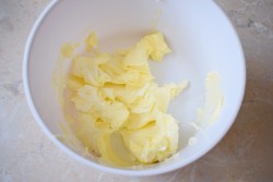 название картинки Масляный крем со сгущенкой для торта