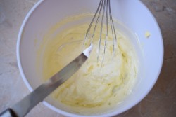 название картинки Масляный крем со сгущенкой для торта