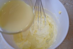 название картинки Масляный крем со сгущенкой для торта