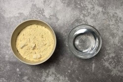 Мчади из кукурузной муки лепешка по грузински - шаг 1