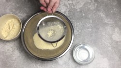 Мчади из кукурузной муки лепешка по грузински - шаг 2