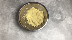 Мчади из кукурузной муки лепешка по грузински - шаг 3