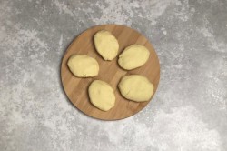 Мчади из кукурузной муки лепешка по грузински - шаг 4