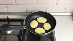 Мчади из кукурузной муки лепешка по грузински - шаг 5