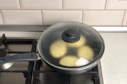 Мчади из кукурузной муки лепешка по грузински - шаг 6