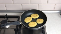 Мчади из кукурузной муки лепешка по грузински - шаг 7