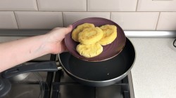 Мчади из кукурузной муки лепешка по грузински - шаг 8