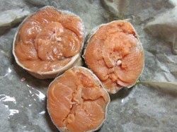 название картинки Медальоны из семги в духовке в сливочно-сырном соусе с дор блю