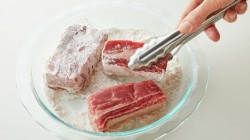 Медленный гуляш с телячьими ребрами