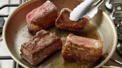 Медленный гуляш с телячьими ребрами