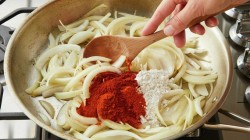 Медленный гуляш с телячьими ребрами