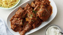 Медленный гуляш с телячьими ребрами