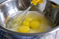 Медовые тонкие коржи - шаг 1 Медовые тонкие коржи - шаг 1