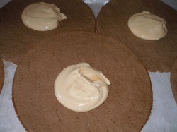 Медовый торт Коровка с вареной сгущенкой