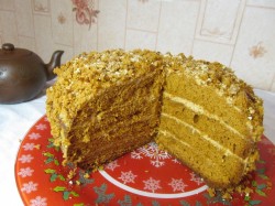 Медовый торт в мультиварке с вареной сгущенкой