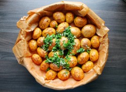 Мелкая картошка в духовке в кожуре целиком