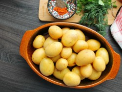 Мелкая картошка в духовке в кожуре целиком