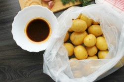 Мелкая картошка в духовке в кожуре целиком