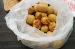 Мелкая картошка в духовке в кожуре целиком