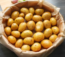 Мелкая картошка в духовке в кожуре целиком