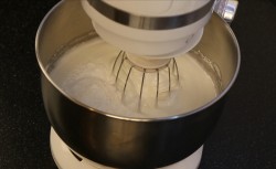 Меренговый рулет с лимонным кремом