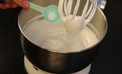 Меренговый рулет с лимонным кремом