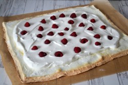 название картинки Меренговый рулет Павлова с малиной