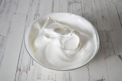 название картинки Меренговый рулет Павлова с малиной