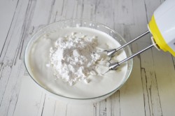 название картинки Меренговый рулет Павлова с малиной