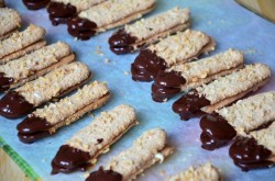 Домашние батончики с миндалем и шоколадом - шаг 12 Домашние батончики с миндалем и шоколадом - шаг 12