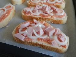 Мини пицца на батоне в духовке