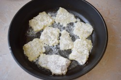 Минтай жареный на сковороде - шаг 5