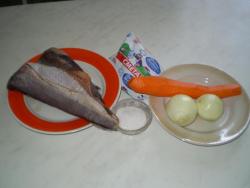 Минтай кусочками на сковороде, тушеный в сметане