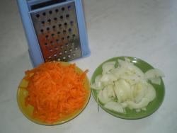 Минтай кусочками на сковороде, тушеный в сметане