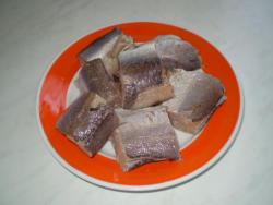 Минтай кусочками на сковороде, тушеный в сметане