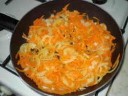 Минтай кусочками на сковороде, тушеный в сметане