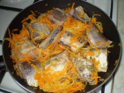 Минтай кусочками на сковороде, тушеный в сметане