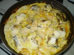 Минтай кусочками на сковороде, тушеный в сметане