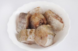 Минтай под маринадом из моркови и лука