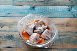 Минтай с майонезом морковью