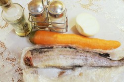 Минтай с морковью и луком на сковороде