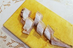 Минтай с морковью и луком на сковороде