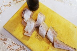 Минтай с морковью и луком на сковороде