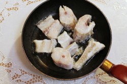 Минтай с морковью и луком на сковороде