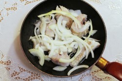 Минтай с морковью и луком на сковороде